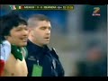 SE mete un individuo a la cancha y sin esperar una tacleada de la seguridad!!