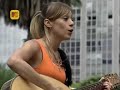 bianca e rodrigo tocam pequenas caixas com luisa micheletti