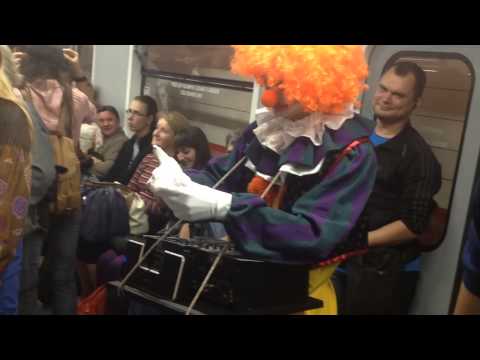 Клоун развлекает пасажиров в вагоне киевского метро (видео)