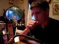 Momo fume et recrache la fumée de la chicha