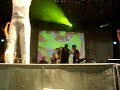 joelma sendoagarrada por uma fã