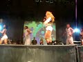 joelma sendoagarrada por uma fã