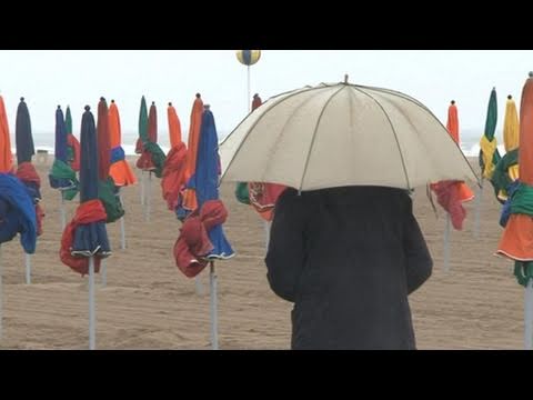 Les vacanciers sous la pluie de Deauville
