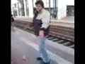 Zugedr�hnter Junkie am Bahnhof Siegburg tanzt!