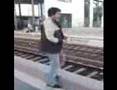 Zugedröhnter Junkie am Bahnhof Siegburg tanzt!