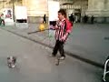 Fenomeno Freestyle con stampelle