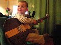 Erwan joue de la guitarre électrique