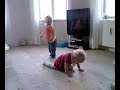 Frida og Lucca hopper