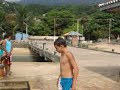 Cesar Bundão e mauricio pulando de bike no pier da ilha