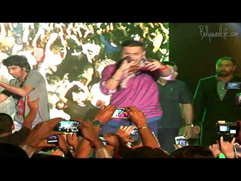 Yo Yo Honey Singh performaning live in Mumbai