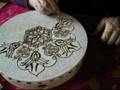 Arcahenna, décoration d'un tambourin au henné