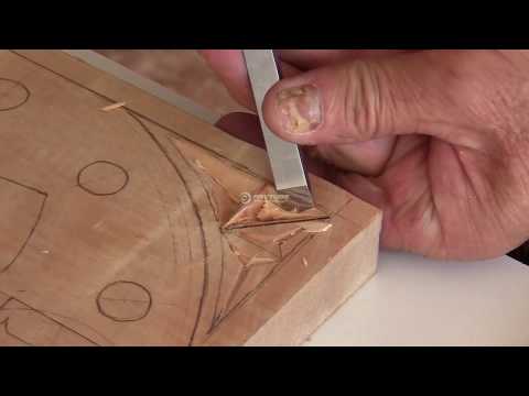 Tallado en Madera - Iniciamos el curso fácil de talla.Chip carving con tan sólo dos gubias para tallar una esquina decorativa con motivos geométricos. Un video de alta definició...