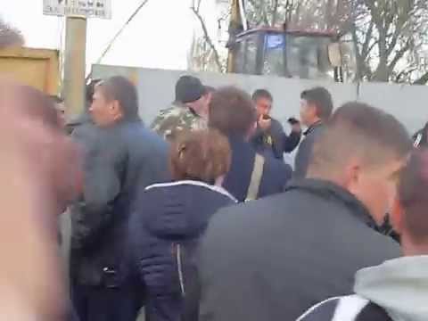 На Краматорском аэродроме высадился десант,Краматорчане штурмуют военскую часть