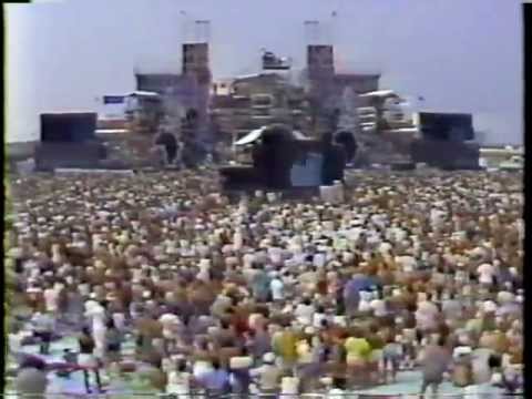 Madonna-Love Makes the World Go Round (Live at Aid 1985)