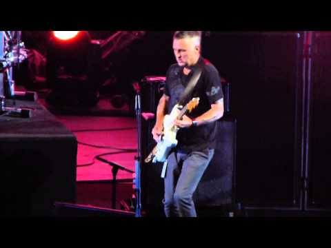 Pearl Jam guitarist Mike McCready joined the Dave Matthews Band Onstage