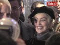 en d�but de semaine, elle �tait � duba� pour d�fendre la bonne cause... c'est radieuse qu'elle est arriv�e mercredi sur les champs-�lys�es pour l'inauguration de la derni�re boutique nespresso. dans une ambiance tr�s dor�e, sharon stone n'a pas manqu� de dire quelques mots au micro de gala.fr.
retrouvez les soir�es les plus vip sur  http://www.gala.fr !