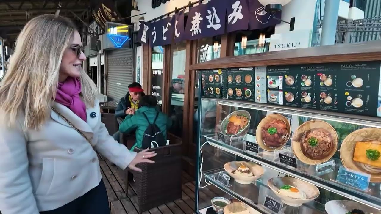 Nutricionista Fabiana Borrego mostra pratos com ovos no mercado Tsukiji, no Japão