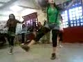Las chicas bailan aver si pueden de casi angeles