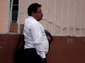 Este señor maduro y regordete tiene unas nalguitas que se me antojaron, las tiene paraditas.Estan como para moderselas, olerselas y darle un par de nalgadas....mmmmmmEl tipo no es un adonis, pero con esas nalgas yo si me quedaba.....