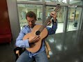 A House le regalan una guitarra espa�ola
