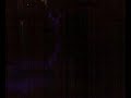 Velho a curtir numa discoteca