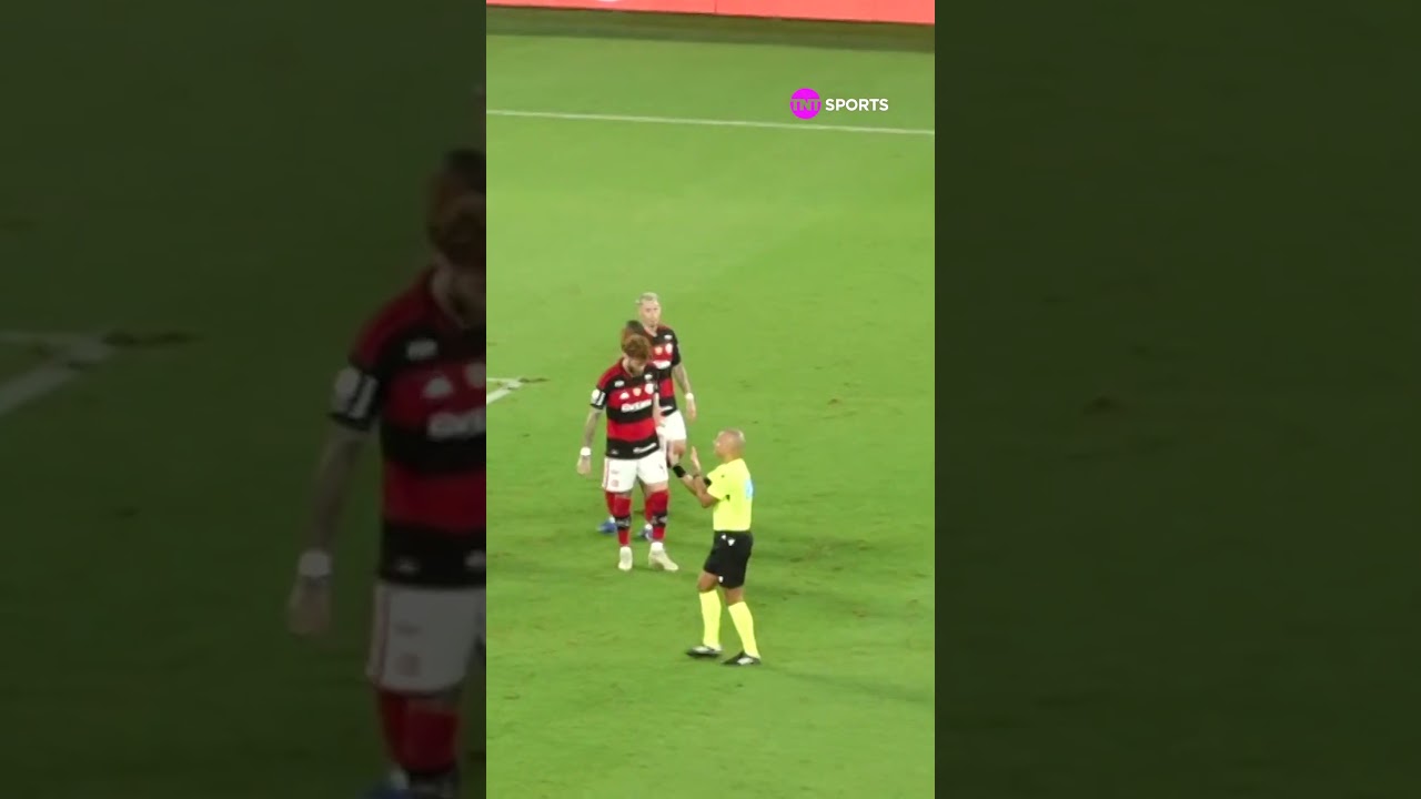 LÉO PEREIRA TÁ SE ESPECIALIZANDO NAS FALTAS! QUASE SAIU UM GOLAÇO DO ZAGUEIRO DO MENGÃO #shorts