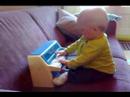 Jente speelt piano :)