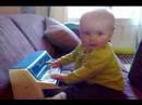 Jente speelt piano :)