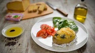 Coza as batatas com pele em água temperada com sal