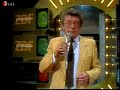 es gibt ja immer noch leute die behaupten, extrabreit w�re in der zdf hitparade aufgetreten. dies stimmt aber nachweislich nicht...
 
unsere lieblingsband sollte am 07.06.1982 mit dem titel ?hurra, hurra die schule brennt in der ?zdf-hitparade (folge nr. 154) auftreten. als erste k�nstler �berhaupt, lehnten die breiten einen auftritt jedoch ab. dieter-thomas heck verlas emotionslos in der live-sendung nach exakt 17,5 minuten das telegramm der band.
die meisten fans haben vermutlich von dem ereignis geh�rt, es aber noch nicht selbst gesehen. es ist gelungen, einen mitschnitt von diesem kulturhistorischen gro�ereignis aufzutreiben.
hier folgt nun der legend�re augenblick. 

wenn man sich �berlegt, dass in dieser sendung
platz 3: nicole  ein bi�chen frieden
platz 2: hubert kah  rosemarie
platz 1: rolf und seine freunde  und ganz doll mich
als wiederkehrer aus dem vormonat

und als neuvorstellungen:
berhard brink  du nat�rlich
dschingis khan  klabautermann
andrea j�rgens  playa blanca
annes sch�ner  nun sag`schon adieu
stephan sulke  uschi
ukw  sommersprossen
aufgetreten sind  eine doch weise entscheidung