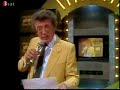 es gibt ja immer noch leute die behaupten, extrabreit w�re in der zdf hitparade aufgetreten. dies stimmt aber nachweislich nicht...
 
unsere lieblingsband sollte am 07.06.1982 mit dem titel ?hurra, hurra die schule brennt in der ?zdf-hitparade (folge nr. 154) auftreten. als erste k�nstler �berhaupt, lehnten die breiten einen auftritt jedoch ab. dieter-thomas heck verlas emotionslos in der live-sendung nach exakt 17,5 minuten das telegramm der band.
die meisten fans haben vermutlich von dem ereignis geh�rt, es aber noch nicht selbst gesehen. es ist gelungen, einen mitschnitt von diesem kulturhistorischen gro�ereignis aufzutreiben.
hier folgt nun der legend�re augenblick. 

wenn man sich �berlegt, dass in dieser sendung
platz 3: nicole  ein bi�chen frieden
platz 2: hubert kah  rosemarie
platz 1: rolf und seine freunde  und ganz doll mich
als wiederkehrer aus dem vormonat

und als neuvorstellungen:
berhard brink  du nat�rlich
dschingis khan  klabautermann
andrea j�rgens  playa blanca
annes sch�ner  nun sag`schon adieu
stephan sulke  uschi
ukw  sommersprossen
aufgetreten sind  eine doch weise entscheidung