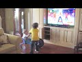 Preston le fils de Britney Spears dance devant sa télé