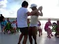 Andres bailando Reggueton en el velero