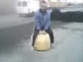 Hörður að lyfta 247 kg steini Hörður að lyfta 247 kg steini