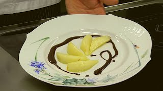 Glasierte Birnenspalten mit Schokoladensauce