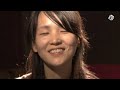 홍대 라이브 클럽에서 10년 째 음악을 하는 보사노바 가수 소히(sorri). 갸냘픈 몸매에 여린 얼굴의 그녀가 이렇게 지금까지 음악을 하고 있는 이유는 음악이 자신을 살려주는 무엇이기 때문입니다. 때론 자신을 지탱해주는 음악이 그녀를 좌절시키기도 했겠지요. 포스터에 붙어있는 초대가수 소개에 자신이 아닌 원더걸스의 '소히'라고 생각하고 찾아온 손님들을 보고 상심한 적도 있다며 이름에 얽힌 에피소드를 이야기 하며 소탈하게 웃는 모습에서 오랜 시간 음악을 해온 그녀만의 여유가 묻어납니다.소히의 음악은 20~30대 여성들이 좋아할 만한 요소가 많습니다. 일상에서 느낀 소소한 단상들을 가사로 풀어놓아 편하게 즐길 수 있습니다. 이번주 주말엔 홍대 라이브 클럽에서 그녀의 음악 이야기를 들어보는건 어떨까요?