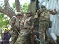 Comando de ingenieros destruye explosivos