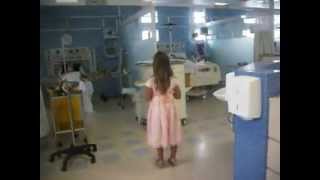 Cantora Evangélica Mirim Louva Em UTI E Leva Conforto Aos Pacientes