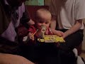 Jan pakt sinterklaas cadeautjes uit