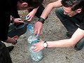 Pos dos bombas con garrafas de 5l. llenas de salfuman y papel de plata a las 8 de la mañana en Esporlas el dia 1 de Enero pa empezar con ruido el 2007