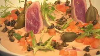 Vitello Tonnato Bülow Style mit frittierten Kapern und gegrilltem Thunfisch Vitello Tonnato Bülow Style mit frittierten Kapern und gegrilltem Thunfisch