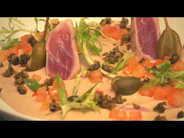 Vitello Tonnato Bülow Style mit frittierten Kapern und gegrilltem Thunfisch