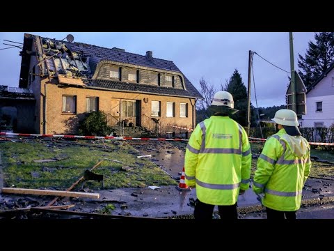 Tornado verwstet die Eifel-Gemeinde Roetgen nahe Aache ...