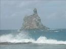 Fernando de Noronha - Praia de AtalaiaA Praia do Atalaia pode ser vista como um aquário natural e permite mergulhos em suas piscinas, formadas pela formações de arrecifes. Extremamente rasas (de cerca de 80 centímetros em média), as marés locais exibem uma variedade de fauna marinha deslumbrante. O local lembra a origem vulcânica da ilha, por suas pedras polidas e negras. Na frente, o Morro do Frade, rochedo que seria o 