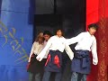 Монахи танцуют народные тибетские танцы.