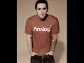 jag märkte att en av frondas bästa inte var uppe på youtube så jag skickade upp en, är bara 2 bilder men det är väl musiken ni vill höra eller hur?INTRO Har du vaknat någon gång, och känt att du lever livet igenom en pansarvagnspipa. Genom en pansarvagnspipa. Det har Fronda också. Det har Fronda också. Han gick från en Armé på två ben, till detta liv. Till det här. Varför vet jag inte. Varför vet jag inte. Men jag är säker på att om vi lyssnar nog så får vi reda på det.REF (Math & Bella) Som en guldfisk fast i en skål simma runt runt men kommer inget ihåg å fast än minnet ibland sviker mig så kommer jag alltid att komma ihåg just dig Vers1 Vänner omkring mig dom känner ju mig Glömmer ditt fejs om du nu vänder dig Tänk dig att glida till köket du tänker Vafan ligger de är det där vid diskbänken Jag stannar nog kvar här i studion idag För jag glömmer de telefonnummer jag valt Glömmer min gata jag glömmer adressen Bokar du studio då glömmer jag texten Vem är den snubben i spegeln som blänger På mig som han vill nåt va vill du nu svenne Jag kallas för Fronda så glöm inte bort det Sikta mot rymden men stannar vid toppen Jag kallas för Fronda så glöm inte FAN FAN luckorna kommer ibland Lika snabbt som att jag glömmer ett namn Tanken försvinner och drömmen blev sann Hej mitt namn e Fronda, Ops, jag glömde reffrängen! Vers 2 Har jag det ena då saknas det andra Ni kommer å går men ni hatar varandra Så titta på mig å mitt när minne när Flugan som bussar omkring spindelnät Ja sitter å tänker ett under ska ske Blinkar en gång å så glömmer jag det __________ å så glömmer jag det en pansarvagn i kungens armé kissar man först å så tvättar man händerna brer man en macka sen fäster man tänderna allt e så snurrigt jag lovar å svär kan ej va så att Jehova va här ristade vägen hem på mina ben för blinkar jag ute då blir det problem va skulle jag säga vad var det för fel va la jag nu alla dom texter jag skrev REF (Math & Bella) Som en guldfisk fast i en skål simma runt runt men kommer inget ihåg å fast än minnet ibland sviker mig så kommer jag alltid att komma ihåg just dig Vers 3 Mobilen den ringer jag ringer väl upp Måste bara skriva ner dom rimmen först Det slutar nog med att jag glömmer dom båda Va var det du sa var du gubben i lådan Jag samlar på tankar men hunden är sårad Å tänk va jag blinkar fan under en månad Va va det du hette, sekunder försvann Jag kom ihåg att jag bara glömde ditt namn Jag lider visst av lite sömnbrist Kalla mig för mister guldfisk Ingen kan toppa det minne jag har Allt blåser bort trotts att vinden e svag Hjärnan e tom jag minns inget idag Ni lyssnar på mig för att rimmen e bra Eller?________________Kuk _______________versen e slut. REF (Math & Bella) Som en guldfisk fast i en skål simma runt runt men kommer inget ihåg å fast än minnet ibland sviker mig så kommer jag alltid att komma ihåg just dig Du kan se mig glida ut på klubben ganska packad kommer du ihåg mig mannen klart man måste tacka Fronda heter jag, jag lever i min lilla glasskål navigerar simningen till grannens nya barskåp Guldfisk, Guldfiskballaden, Guldfisk, Guldfiskballaden, Guldfisk Guldfiskballaden, guld,guld,guld,guld,Guldfiskballaden