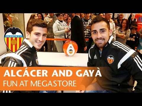 Paco Alcácer and Gayà have fun at the Valencia CF Megastore with their songs