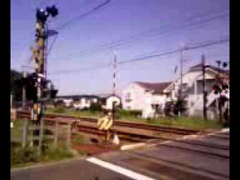幅員6mの成瀬踏切〈JR横浜線）電車接近中