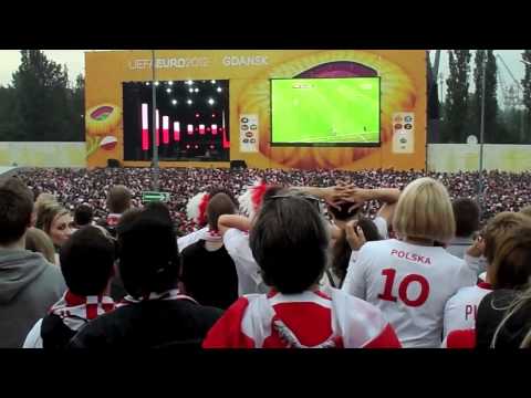 Przemysław Tytoń broni karnego i kibice na meczu Polska - Grecja w strefie kibica w Gdańsku