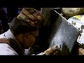 Artigiano nepalese mentre incide e lavora la pietra con la tecnica tradizionale